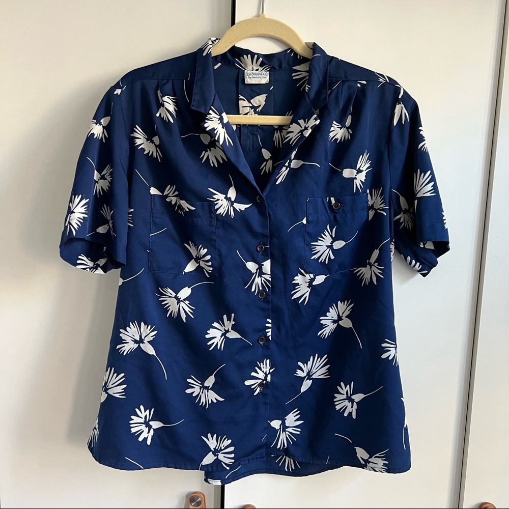 Navy Blue Vintage Levi’s Floral short Sleeve Button Down Size Medium
